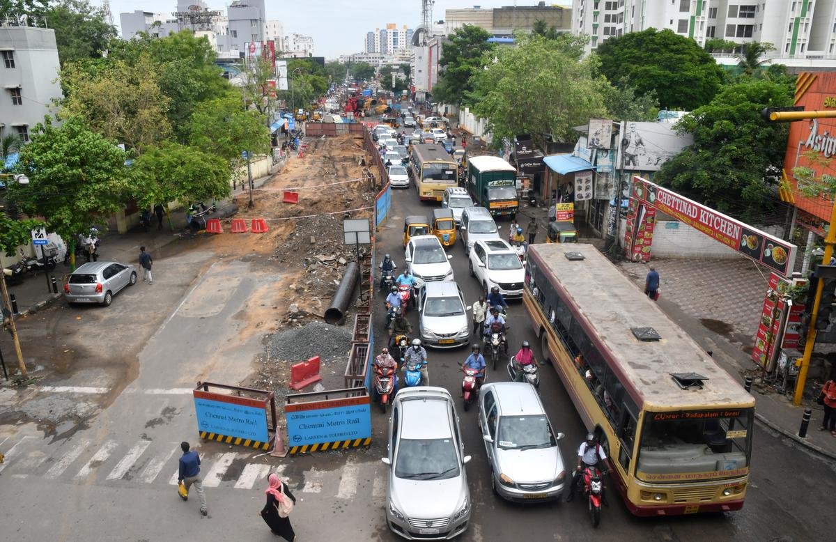 1693_21_6_2022_21_7_5_4_TRAFFIC_CONJESTION_ARCOT_ROAD_VADAPALANI_03
